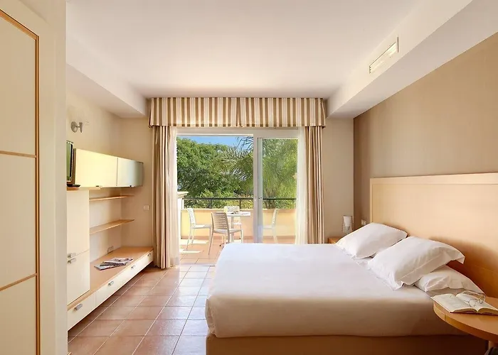 מלון דירות Elviria Hills Living 3*