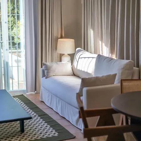 Elviria Hills Living 公寓式酒店