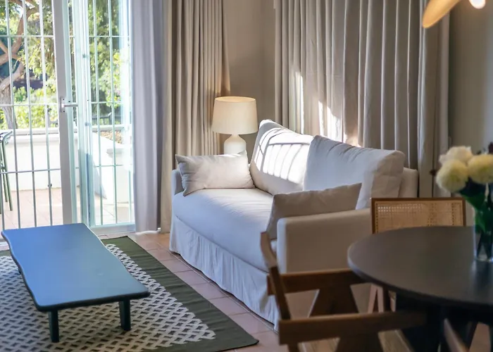 Elviria Hills Living 公寓式酒店