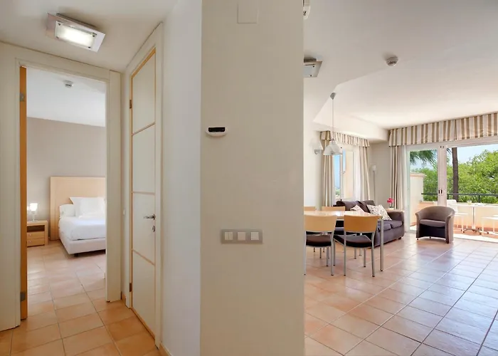 מלון דירות Elviria Hills Living 3*