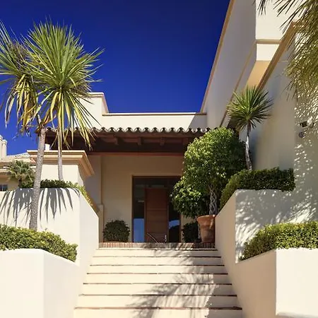 アパートホテル Elviria Hills Living 3*